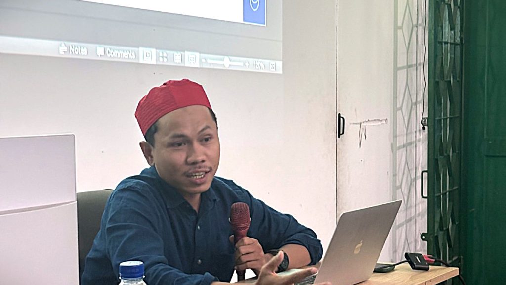 Dr. Azis Anwar Fachruddin memberikan materi Sesi II Nurma Academic Writing mengenai metodologi riset turats dan efisiensi bahasa.