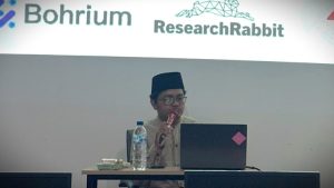 Nuzula Nailul Faiz, S.Sos. memaparkan materi Sesi III mengenai pemanfaatan etis Generative AI dan mitigasi sitasi fiktif dalam seminar Nurma Academic Writing PP Nurul Ummah
