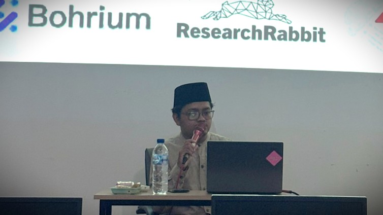 Nuzula Nailul Faiz, S.Sos. memaparkan materi Sesi III mengenai pemanfaatan etis Generative AI dan mitigasi sitasi fiktif dalam seminar Nurma Academic Writing PP Nurul Ummah