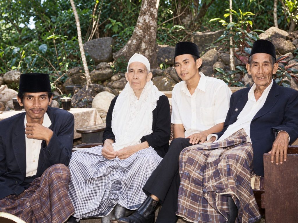 In Frame– dari kiri– KH. Habib Marzuqi, KH. Ahmad Marzuqi Romly, R. Suwardiyono, KH. Abu Umar. Foto diambil di Kompleks Rumah KH. Abu Umar–Kini menjadi Lokasi berdirinya MI YAPPI Ngrancang– di Dusun Ngrancang, Bleberan, Playen, Gunungkidul sekitar tahun 1967. Saat itu, KH. Marzuqi dan Habib Marzuqi menghadiri mantu kedua cucu KH. Abu Umar, atau keponakan dari R. Suwardiyono. Foto ini merupakan hasil restorasi Muhammad Royhan Assaiq, dari foto asli–hitam putih–.