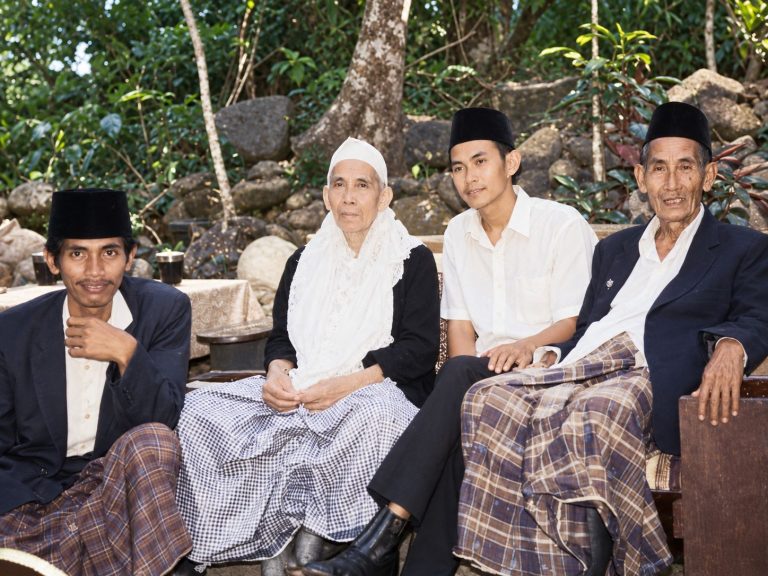 In Frame– dari kiri– KH. Habib Marzuqi, KH. Ahmad Marzuqi Romly, R. Suwardiyono, KH. Abu Umar. Foto diambil di Kompleks Rumah KH. Abu Umar–Kini menjadi Lokasi berdirinya MI YAPPI Ngrancang– di Dusun Ngrancang, Bleberan, Playen, Gunungkidul sekitar tahun 1967. Saat itu, KH. Marzuqi dan Habib Marzuqi menghadiri mantu kedua cucu KH. Abu Umar, atau keponakan dari R. Suwardiyono. Foto ini merupakan hasil restorasi Muhammad Royhan Assaiq, dari foto asli–hitam putih–.