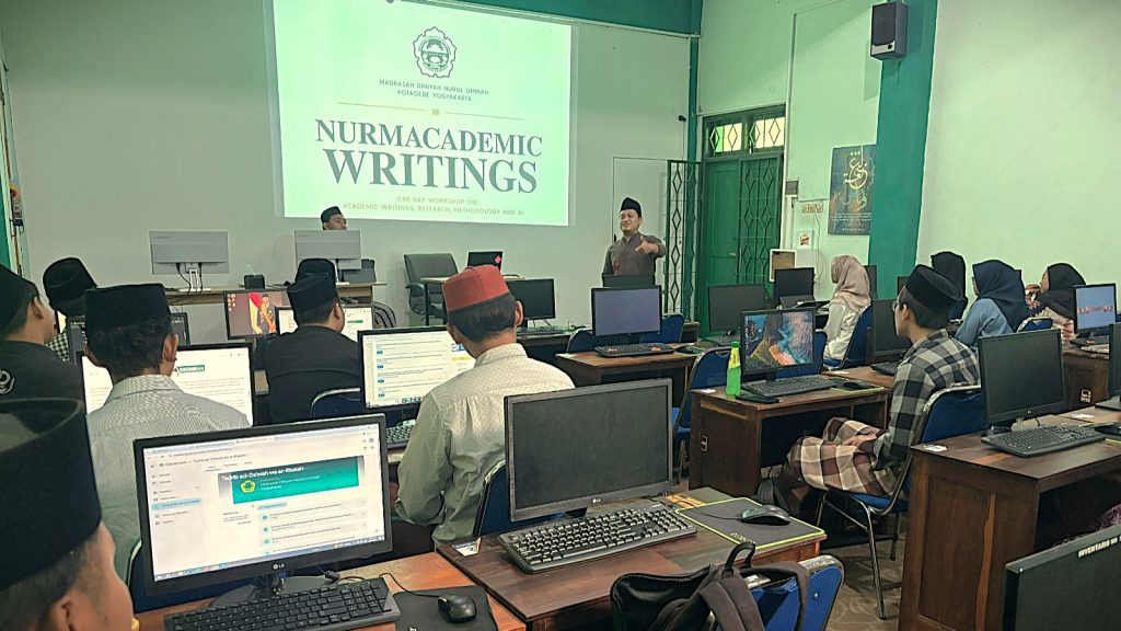 Suasana pelatihan penulisan Nurma Academic Writing di Pondok Pesantren Nurul Ummah Kotagede, Yogyakarta, Ahad (13/9/2026). Para santri kelas 2 Ulya tampak serius menyimak opening remarks sekaligus pengarahan dari Dr. Jeihan Ali Azhar, S.Si., M.E.I. (Pak Jiehan) selaku Chief Editor Nurma Jurnal Studi Islam.