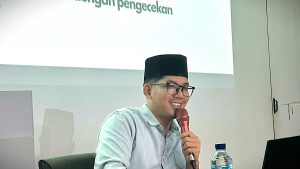 Muhammad Rasyid Ridlo memberikan pemaparan materi Sesi I terkait aturan teknis dan standar penulisan risalah dalam seminar Nurma Academic Writing PP Nurul Ummah.